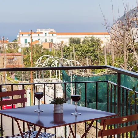 Harmony House - De Vivo Realty Apartment